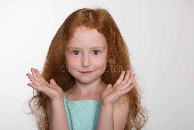 Pequeña muchacha del pelirrojo seis años imagen de archivo