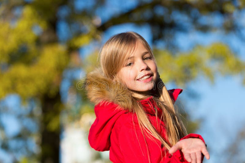 Pequeña muchacha feliz en el aire fresco Sonrisa feliz de la pequeña muchacha en bosque del otoño Pequeño modelo de moda Moda de imagen de archivo Pequeña muchacha feliz en el aire fresco Sonrisa feliz de la pequeña muchacha en bosque del otoño Pequeño modelo de moda Moda de imagen de archivo