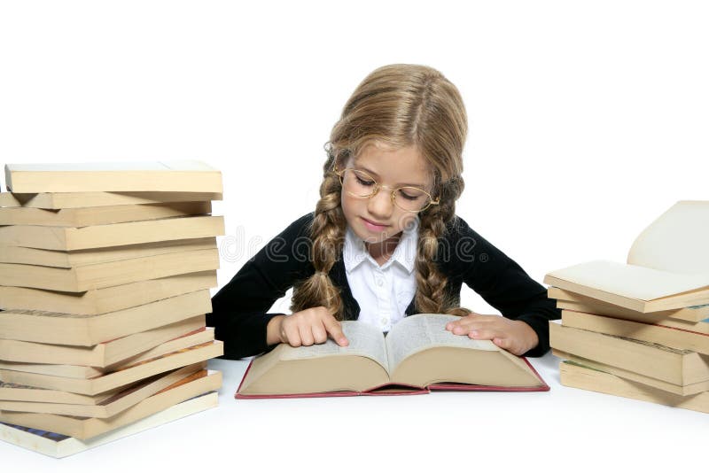 Pequeña muchacha rubia de la escuela del estudiante que lee el libro viejo imágenes de archivo libres de regalías Pequeña muchacha rubia de la escuela del estudiante que lee el libro viejo imágenes de archivo libres de regalías