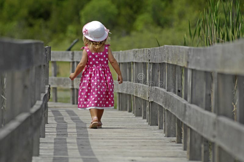 Pequeña muchacha rubia en paseo marítimo foto de archivo libre de regalías Pequeña muchacha rubia en paseo marítimo foto de archivo libre de regalías