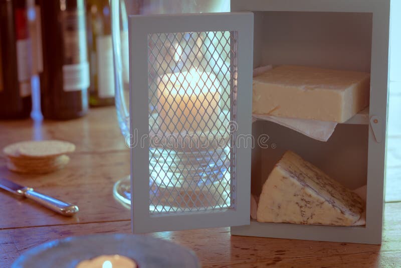 Pequeña prensa de queso con quesos fotografía de archivo libre de regalías