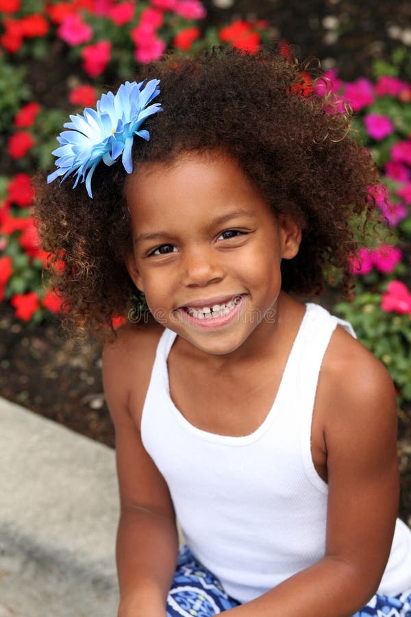 Pequeña sonrisa hermosa de la muchacha del african-american foto de archivo libre de regalías Pequeña sonrisa hermosa de la muchacha del african-american foto de archivo libre de regalías
