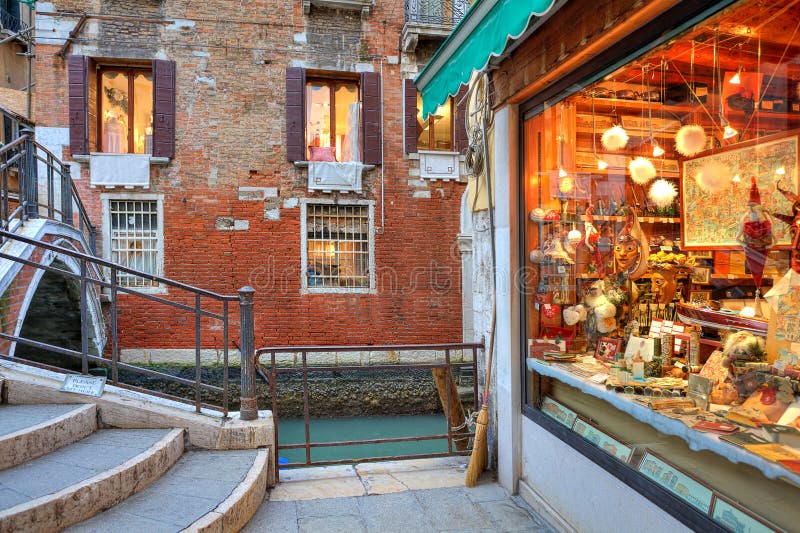 Ventana iluminada de la tienda en Venecia, Italia.