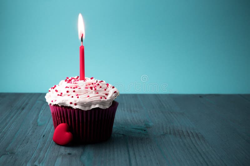 Pequeña torta de cumpleaños dulce con las velas fotografía de archivo libre de regalías Pequeña torta de cumpleaños dulce con las velas fotografía de archivo libre de regalías