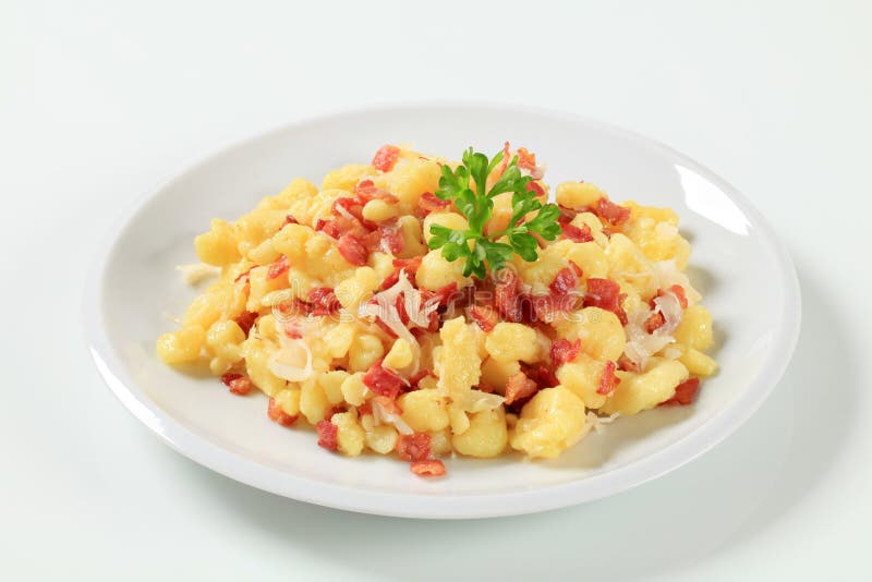 Pequeñas bolas de masa hervida de la patata con tocino y col imagen de archivo Pequeñas bolas de masa hervida de la patata con tocino y col imagen de archivo