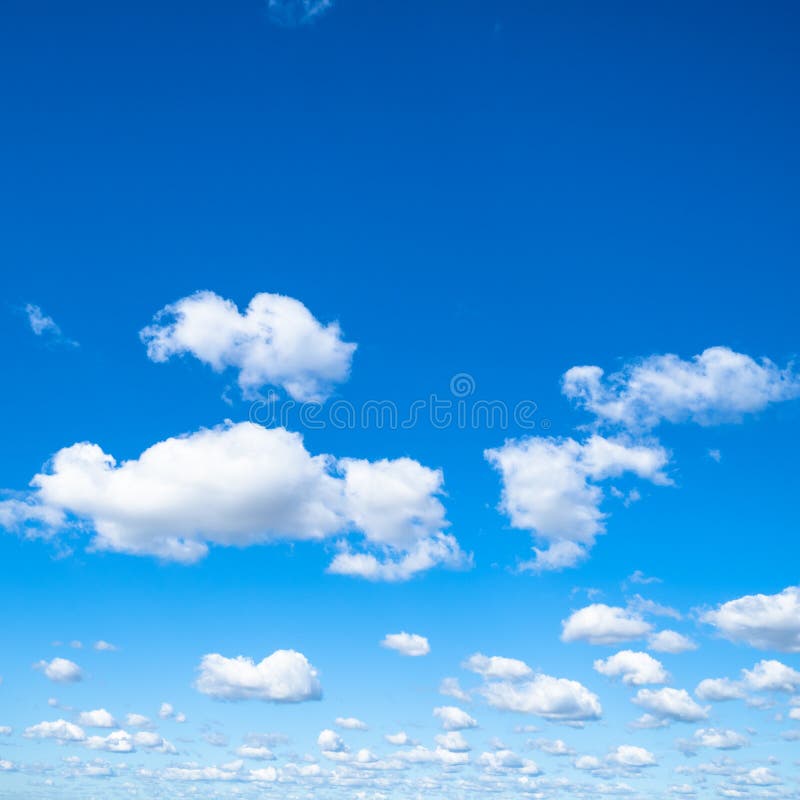 Pequeñas nubes hinchadas en cielo azul en día soleado fotografía de archivo libre de regalías Pequeñas nubes hinchadas en cielo azul en día soleado fotografía de archivo libre de regalías