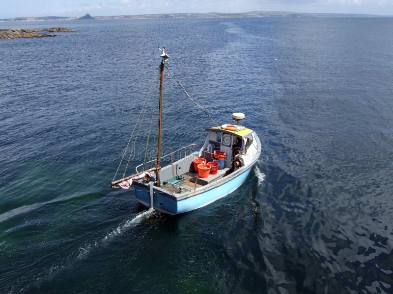 Pequeños Barcos De Pesca En La Costa De Creta Imagen de archivo