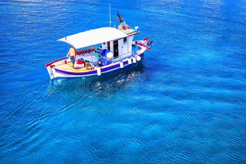 Pequeño barco de pesca en el mar imágenes de archivo libres de regalías Pequeño barco de pesca en el mar imágenes de archivo libres de regalías