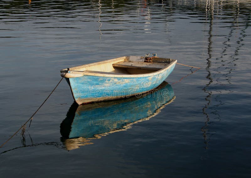 Pequeño barco de rowing en el agua tranquila