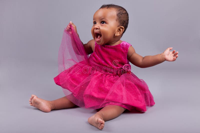 Pequeño bebé adorable del afroamericano imagenes de archivo