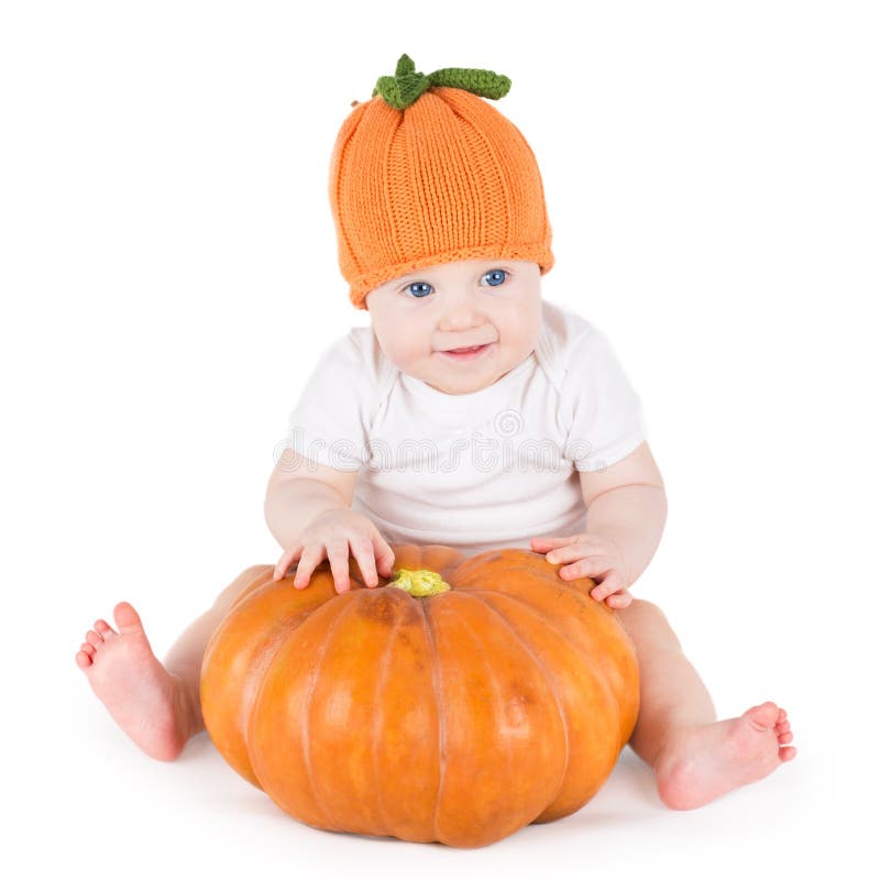 Pequeño bebé adorable divertido que juega con la calabaza grande imágenes de archivo libres de regalías Pequeño bebé adorable divertido que juega con la calabaza grande imágenes de archivo libres de regalías