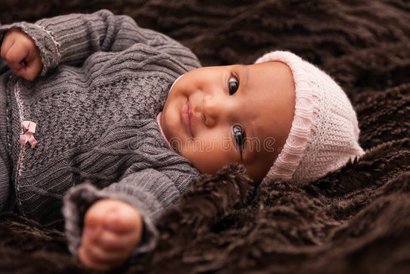 Pequeño bebé afroamericano adorable