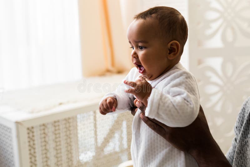 Pequeño bebé afroamericano adorable - personas negras