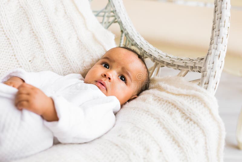 Pequeño bebé afroamericano adorable que mira - personas negras