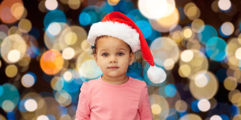 Pequeño bebé en el sombrero de santa en la Navidad imagen de archivo libre de regalías Pequeño bebé en el sombrero de santa en la Navidad imagen de archivo libre de regalías
