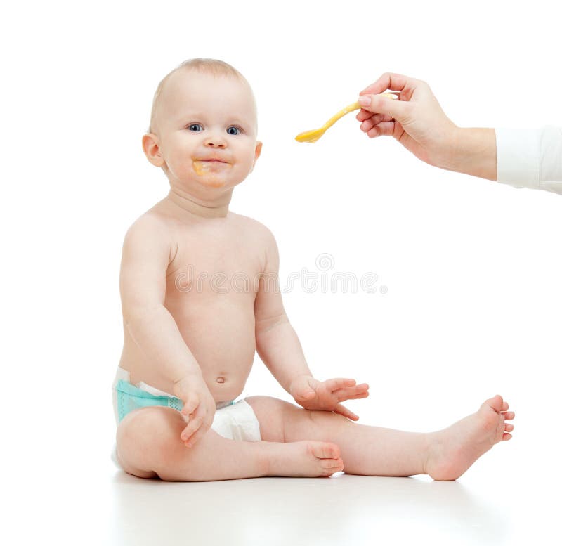 Bebé pequeño comiendo con una cuchara foto de archivo libre de regalías