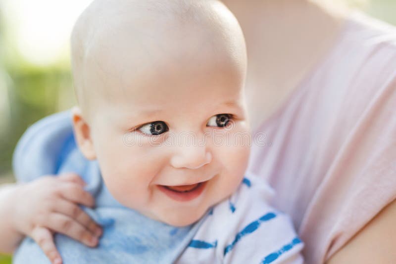 Pequeño bebé que ríe en la mano de las madres Pequeño niño lindo que tiene jugar de la diversión al aire libre con la mamá Concep imágenes de archivo libres de regalías Pequeño bebé que ríe en la mano de las madres Pequeño niño lindo que tiene jugar de la diversión al aire libre con la mamá Concep imágenes de archivo libres de regalías