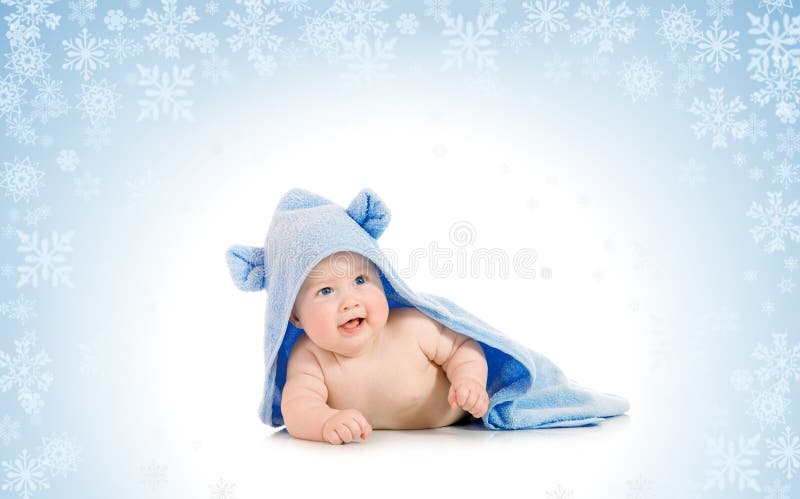 Pequeño bebé sonriente con en el fondo nevoso
