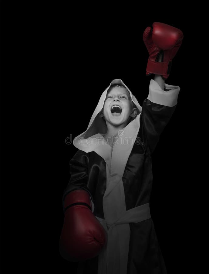 Pequeño boxeador de griterío en imagen blanco y negro de los guantes rojos fotografía de archivo Pequeño boxeador de griterío en imagen blanco y negro de los guantes rojos fotografía de archivo