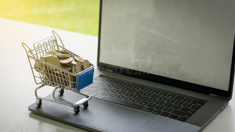 Pequeño carro en la compra en línea de laptops fotografía de archivo libre de regalías