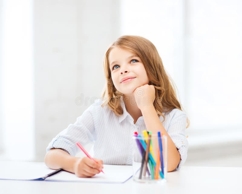 Pequeño dibujo de la muchacha del estudiante en la escuela imagenes de archivo Pequeño dibujo de la muchacha del estudiante en la escuela imagenes de archivo