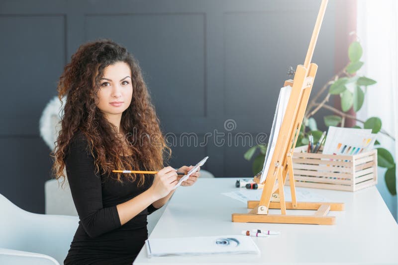 Pequeño estudio creativo del hogar del artista del negocio imágenes de archivo libres de regalías Pequeño estudio creativo del hogar del artista del negocio imágenes de archivo libres de regalías