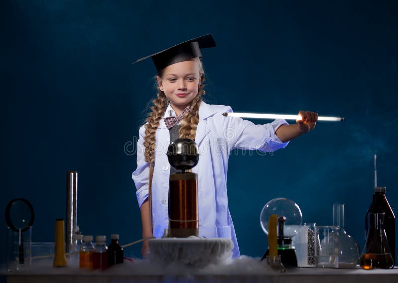 Pequeño físico sonriente que conduce un experimento fotos de archivo