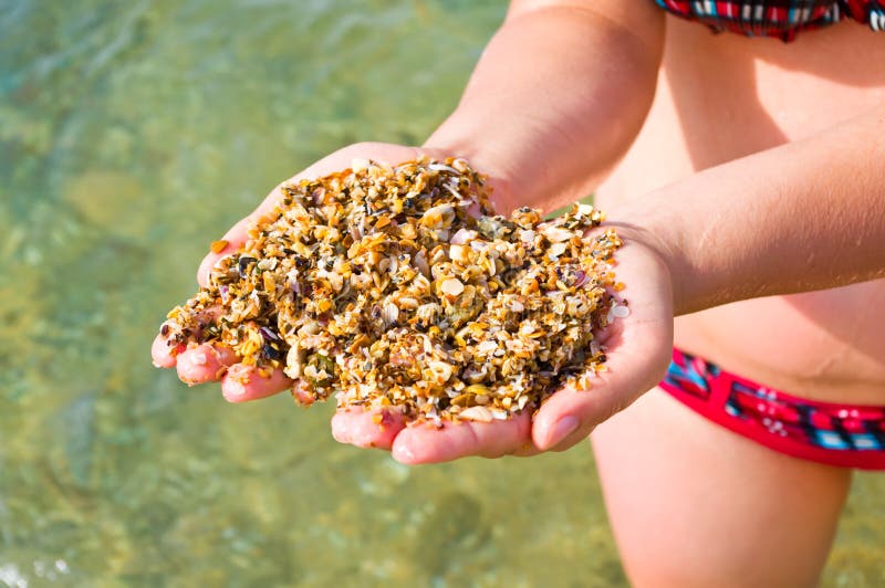 Pequeño guijarro en las manos imagen de archivo libre de regalías
