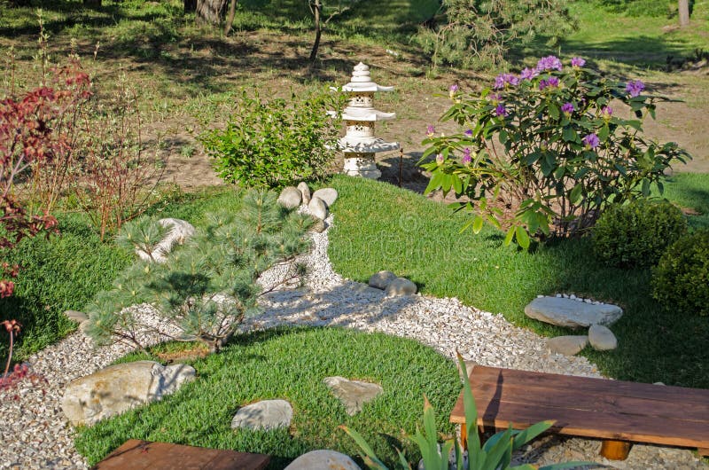Pequeño jardín oriental para relajarse Estilbios japoneses con las trayectorias del guijarro fotografía de archivo libre de regalías Pequeño jardín oriental para relajarse Estilbios japoneses con las trayectorias del guijarro fotografía de archivo libre de regalías