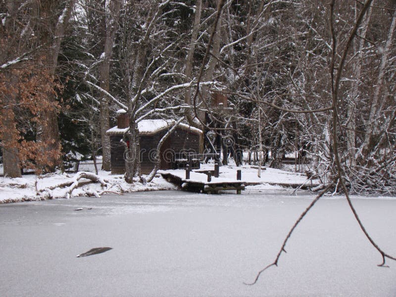 Pequeño lago congelado con la cabina fotografía de archivo libre de regalías Pequeño lago congelado con la cabina fotografía de archivo libre de regalías