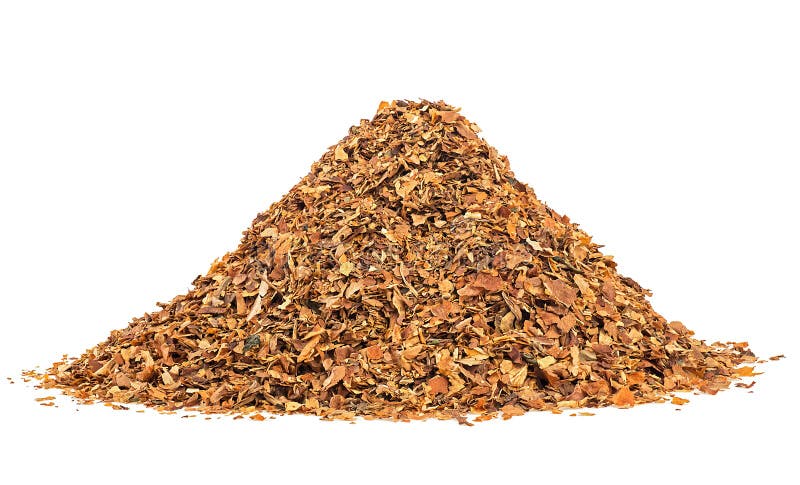 Pequeño montón de tabaco shag aislado en fondo blanco. tabaco de pipa seca fotos de archivo libres de regalías