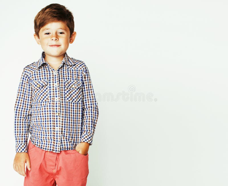 Pequeño muchacho adorable lindo que plantea gesticular alegre en blanco detrás fotos de archivo libres de regalías Pequeño muchacho adorable lindo que plantea gesticular alegre en blanco detrás fotos de archivo libres de regalías