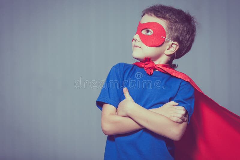 Pequeño niño feliz que juega al super héroe imágenes de archivo libres de regalías Pequeño niño feliz que juega al super héroe imágenes de archivo libres de regalías