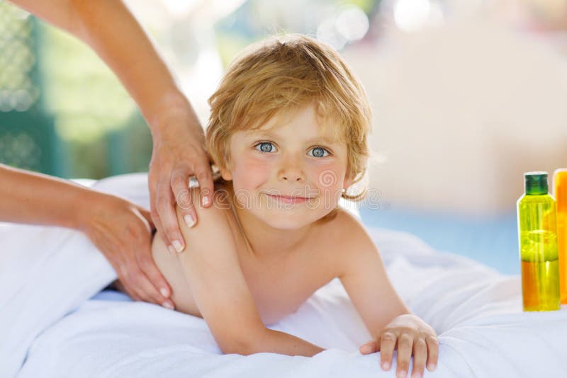 Pequeño niño rubio adorable que se relaja en balneario con tener masaje imagen de archivo libre de regalías Pequeño niño rubio adorable que se relaja en balneario con tener masaje imagen de archivo libre de regalías