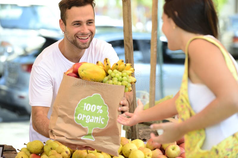 Pequeño propietario de negocio que vende las frutas orgánicas. fotografía de archivo libre de regalías Pequeño propietario de negocio que vende las frutas orgánicas. fotografía de archivo libre de regalías