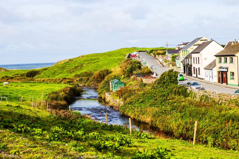Pequeño pueblo de la calle principal de Doolin, Irlanda imágenes de archivo libres de regalías Pequeño pueblo de la calle principal de Doolin, Irlanda imágenes de archivo libres de regalías