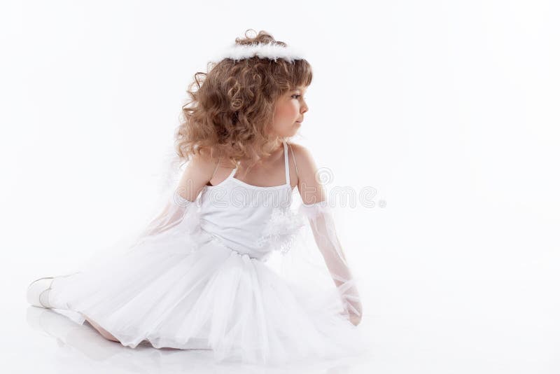 Angelito adorable sobre blanco imagenes de archivo