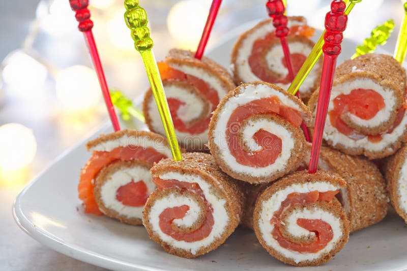 Pequeños bocados - canape con los salmones y el pan imágenes de archivo libres de regalías Pequeños bocados - canape con los salmones y el pan imágenes de archivo libres de regalías