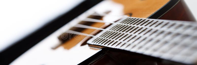 Pequeños guitarra atada del ukelele del Hawaiian cuatro foto de archivo libre de regalías Pequeños guitarra atada del ukelele del Hawaiian cuatro foto de archivo libre de regalías