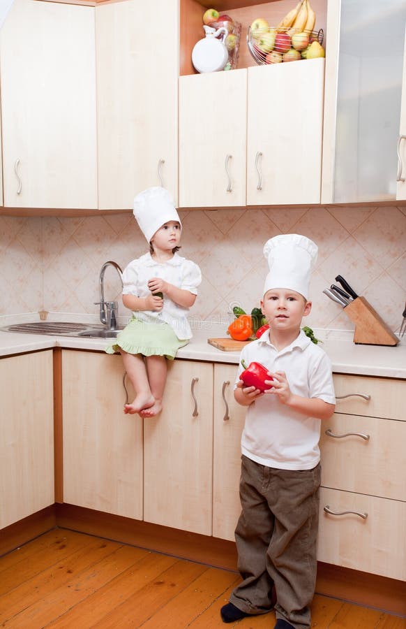Pequeños niños en cocina imagen de archivo Pequeños niños en cocina imagen de archivo