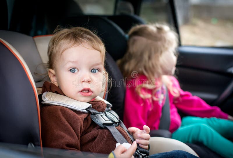 Pequeños niños en el coche fotografía de archivo libre de regalías Pequeños niños en el coche fotografía de archivo libre de regalías