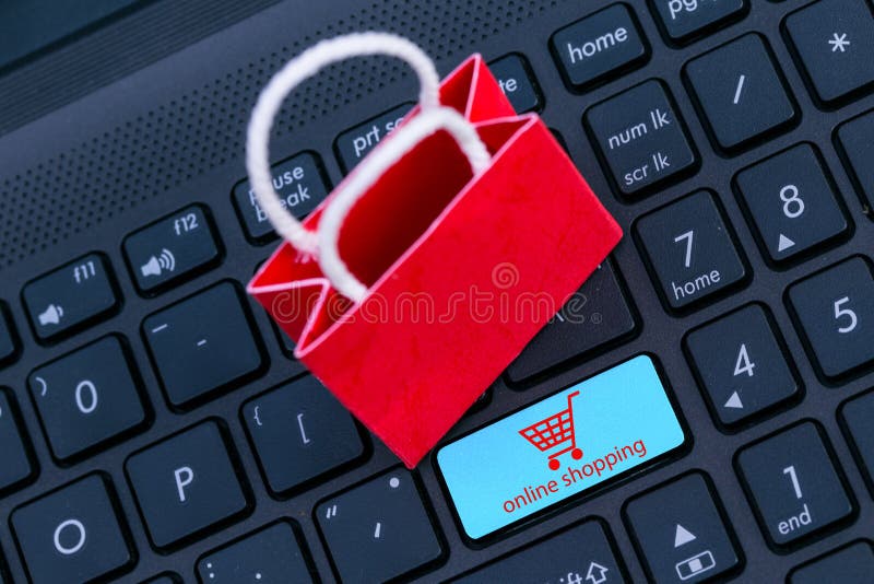 Pequeños panieres de papel rojos en el teclado del ordenador portátil Espera para el Cu foto de archivo libre de regalías Pequeños panieres de papel rojos en el teclado del ordenador portátil Espera para el Cu foto de archivo libre de regalías