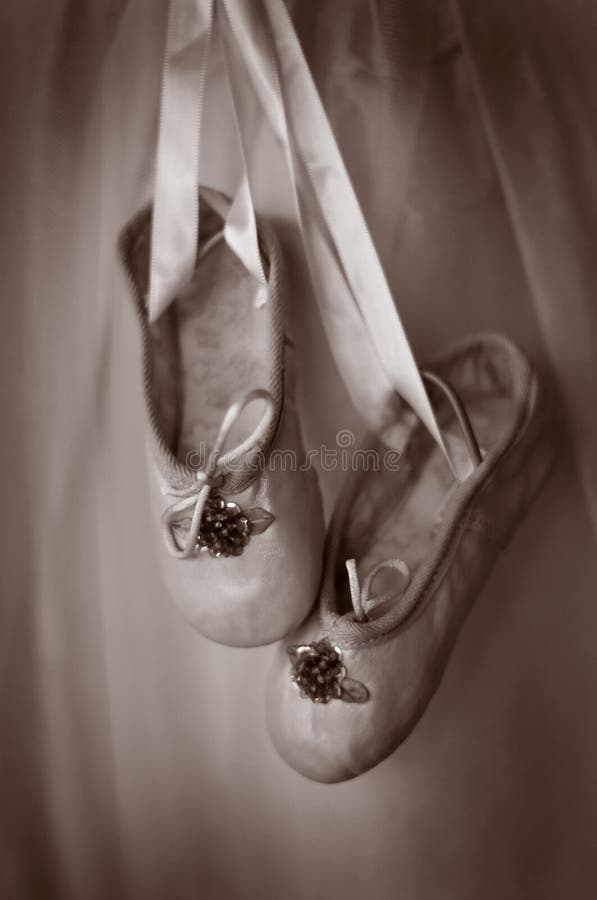 Pequeños pares de deslizadores del ballet fotografía de archivo libre de regalías Pequeños pares de deslizadores del ballet fotografía de archivo libre de regalías