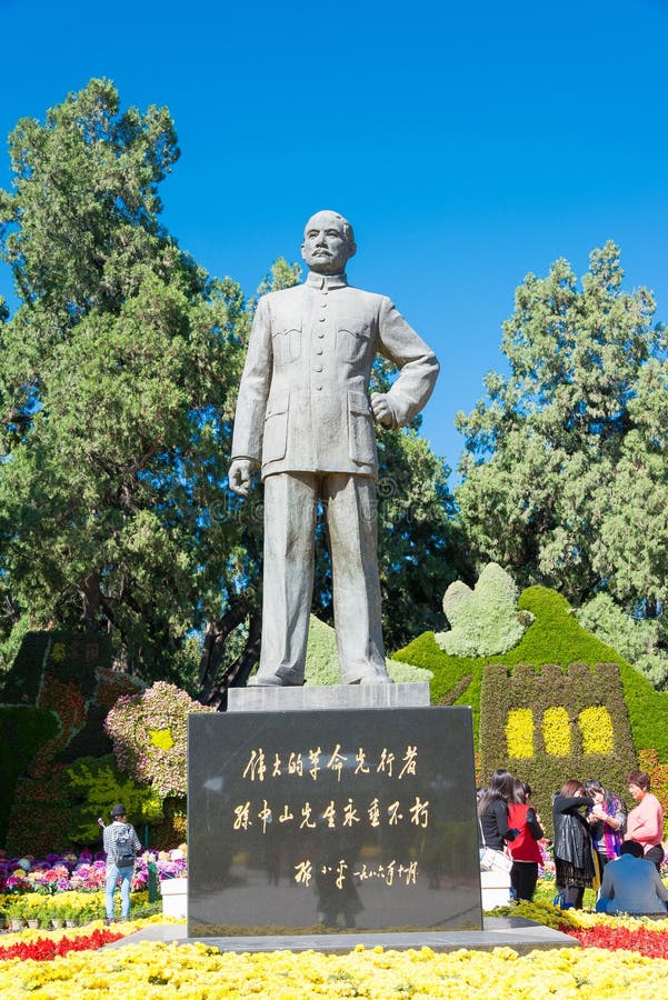 PEQUIM, CHINA - 11 de outubro de 2015: Estátua de Sun Yat-sen no Pa de Zhongshan foto de stock royalty free PEQUIM, CHINA - 11 de outubro de 2015: Estátua de Sun Yat-sen no Pa de Zhongshan foto de stock royalty free