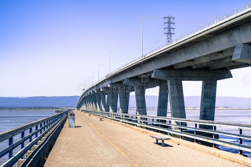 Pera da pesca ao lado da ponte de Dumbarton que conecta Fremont área a Menlo Park, San Francisco Bay, Califórnia imagem de stock Pera da pesca ao lado da ponte de Dumbarton que conecta Fremont área a Menlo Park, San Francisco Bay, Califórnia imagem de stock
