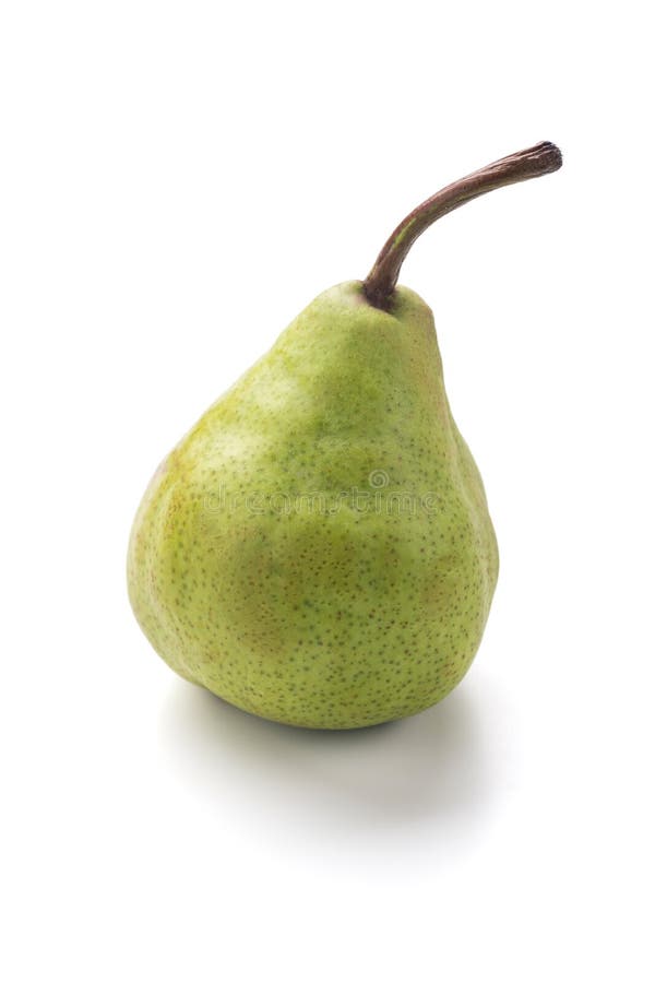 Pera verde isolata su un fondo bianco. Lo studio ha sparato della pera naturale verde fresca del packham isolata su bianco