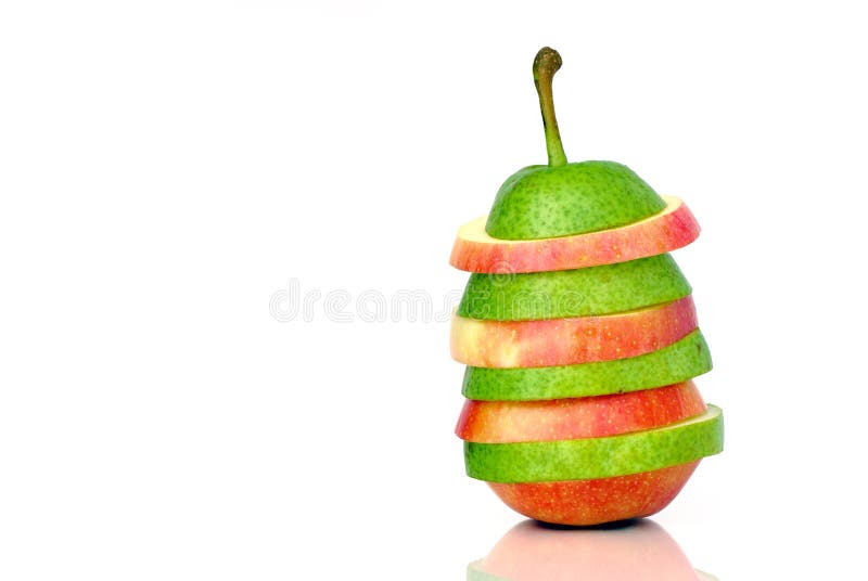 Pera verde y rebanadas rojas de la manzana imagen de archivo libre de regalías Pera verde y rebanadas rojas de la manzana imagen de archivo libre de regalías