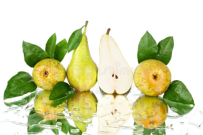 Peras da conferência com folhas verdes e uma metade cortada da pera fundo branco no fim isolado acima imagens de stock Peras da conferência com folhas verdes e uma metade cortada da pera fundo branco no fim isolado acima imagens de stock