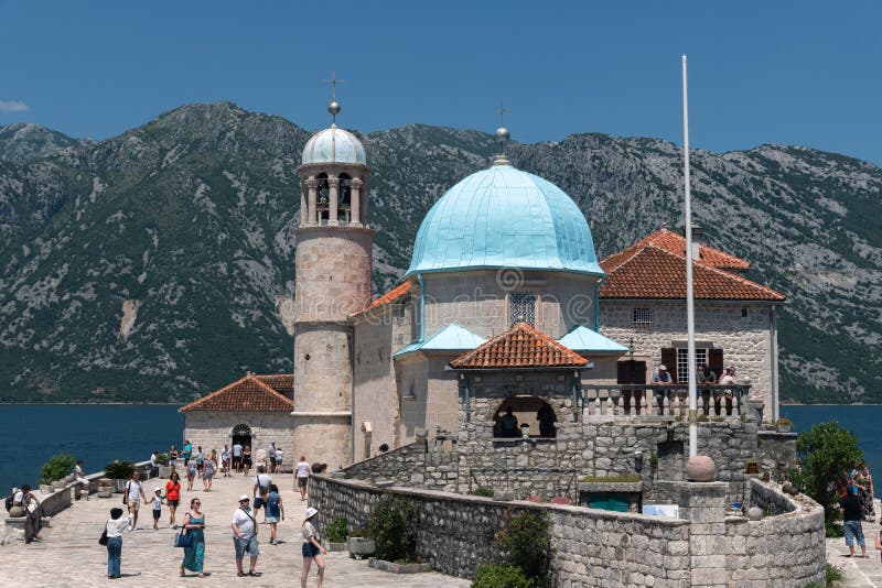 Perast, Черногория - 10-ое июня 2019: Церковь нашей дамы утесов на острове Gospa od Skrpjela стоковые изображения Perast, Черногория - 10-ое июня 2019: Церковь нашей дамы утесов на острове Gospa od Skrpjela стоковые изображения