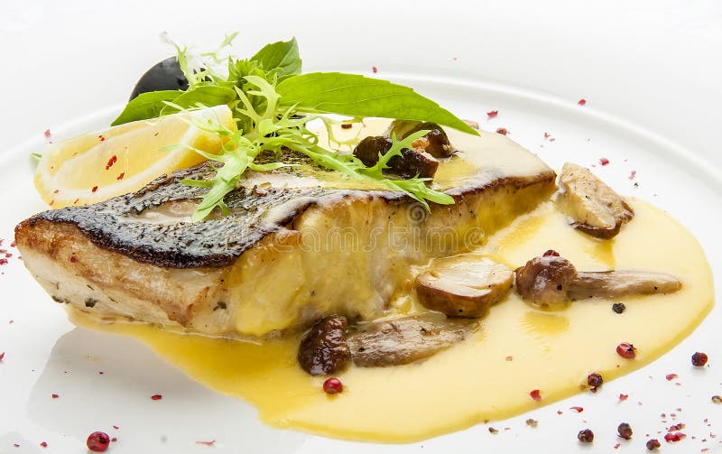 Perca de Pike con las setas y las patatas del porcini En una placa blanca fotos de archivo Perca de Pike con las setas y las patatas del porcini En una placa blanca fotos de archivo